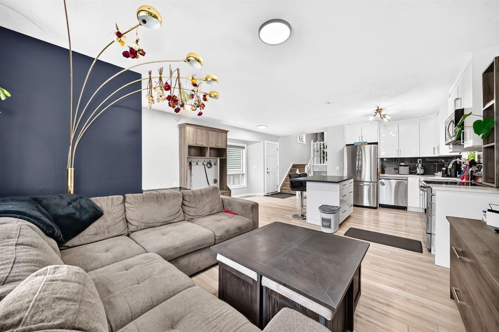 46 Dovercliffe Way Se, Calgary, AB - Indoor Photo Showing Living Room