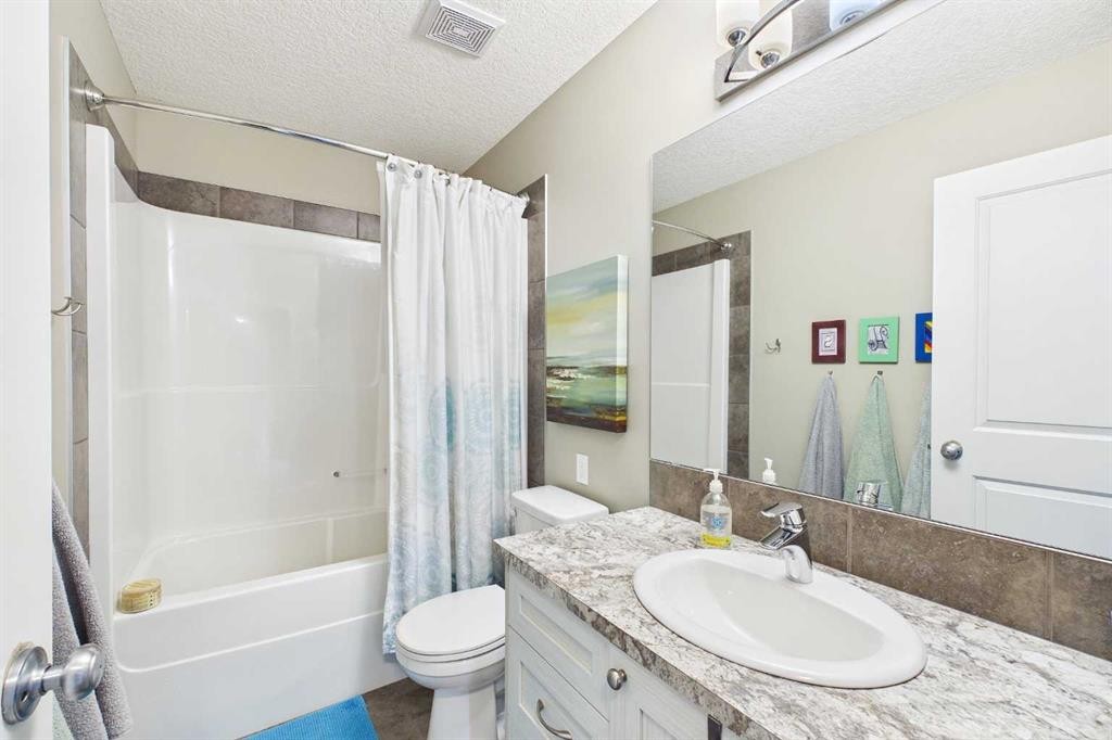 83 Redstone Gardens Ne, Calgary, AB - Indoor Photo Showing Bathroom
