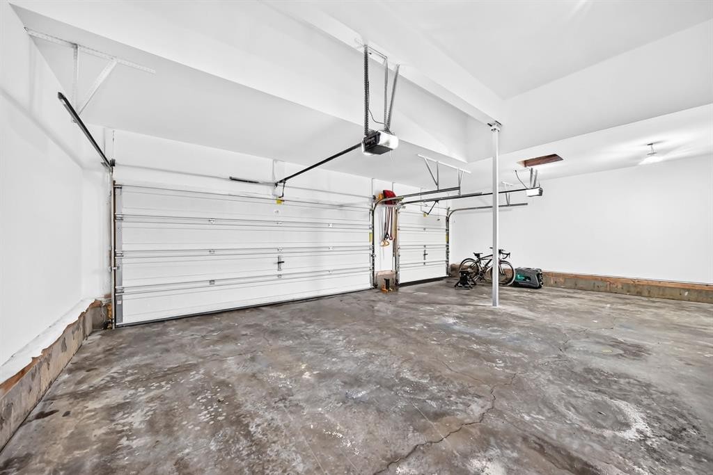 188 Magenta Crescent, Chestermere, AB - Indoor Photo Showing Garage