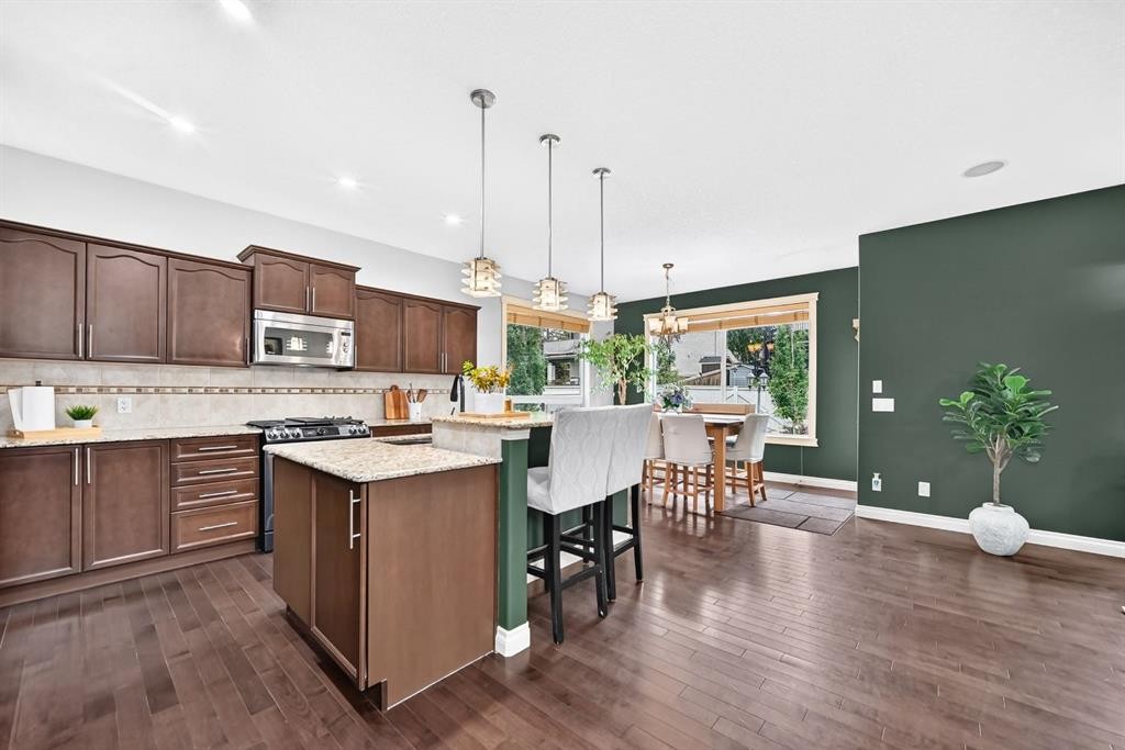 188 Magenta Crescent, Chestermere, AB - Indoor Photo Showing Kitchen With Upgraded Kitchen