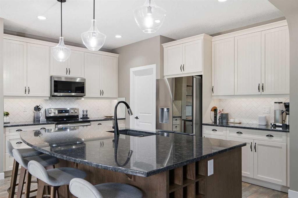 300 Aspenmere Way, Chestermere, AB - Indoor Photo Showing Kitchen With Stainless Steel Kitchen With Upgraded Kitchen