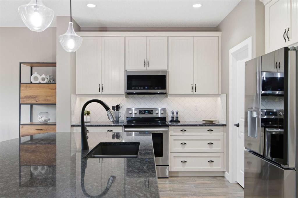 300 Aspenmere Way, Chestermere, AB - Indoor Photo Showing Kitchen With Stainless Steel Kitchen With Upgraded Kitchen