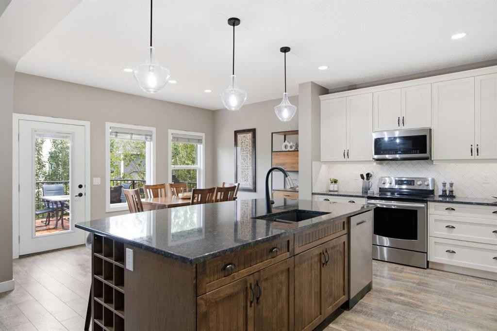 300 Aspenmere Way, Chestermere, AB - Indoor Photo Showing Kitchen With Upgraded Kitchen