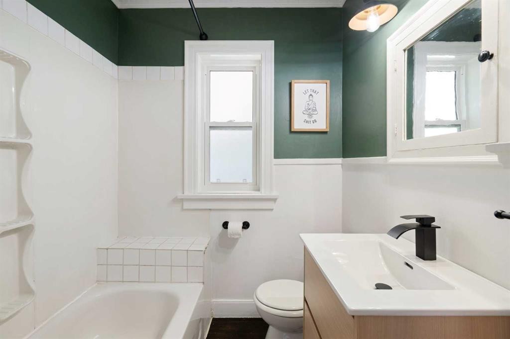 2115 14 Street Sw, Calgary, AB - Indoor Photo Showing Bathroom