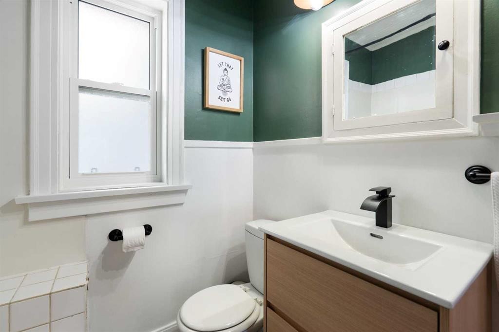 2115 14 Street Sw, Calgary, AB - Indoor Photo Showing Bathroom