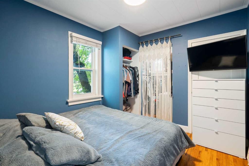 2115 14 Street Sw, Calgary, AB - Indoor Photo Showing Bedroom