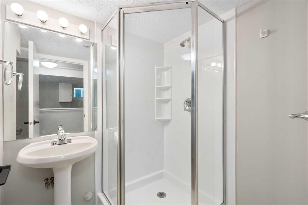 2115 14 Street Sw, Calgary, AB - Indoor Photo Showing Bathroom