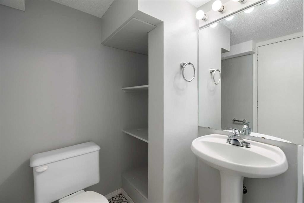 2115 14 Street Sw, Calgary, AB - Indoor Photo Showing Bathroom