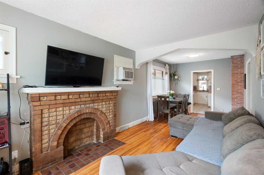 2115 14 Street Sw, Calgary, AB - Indoor Photo Showing Living Room With Fireplace