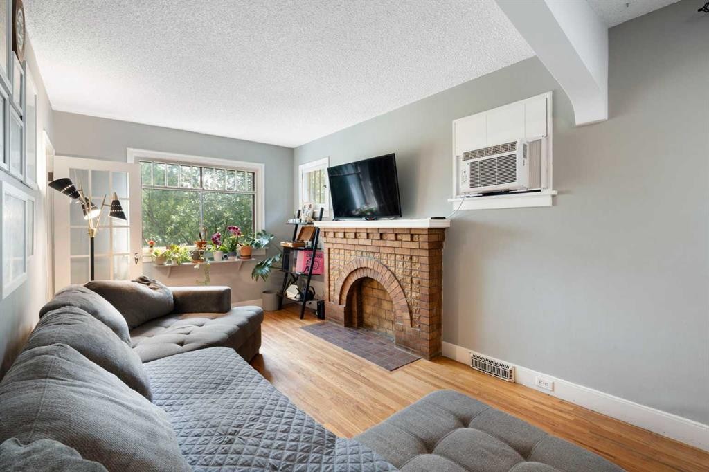 2115 14 Street Sw, Calgary, AB - Indoor Photo Showing Living Room With Fireplace