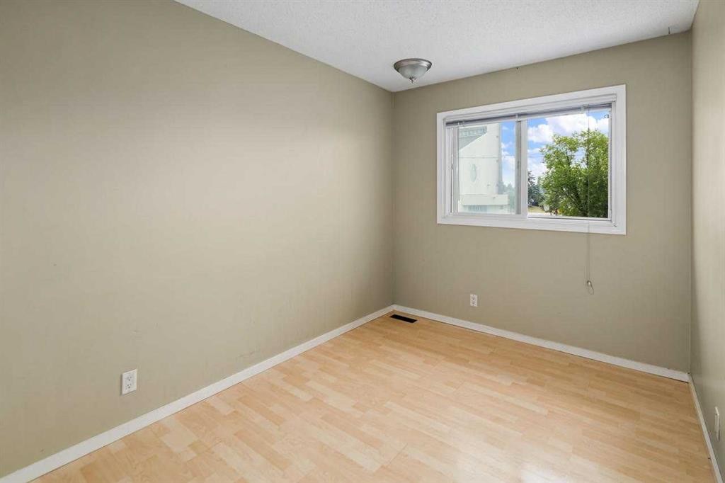 3-195 Manora Place Ne, Calgary, AB - Indoor Photo Showing Other Room