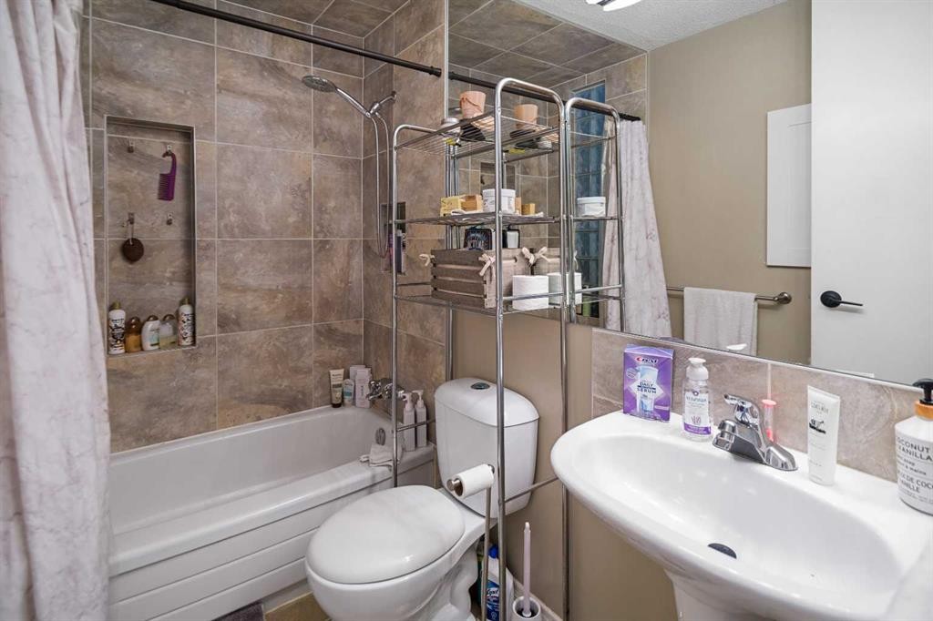 3-195 Manora Place Ne, Calgary, AB - Indoor Photo Showing Bathroom