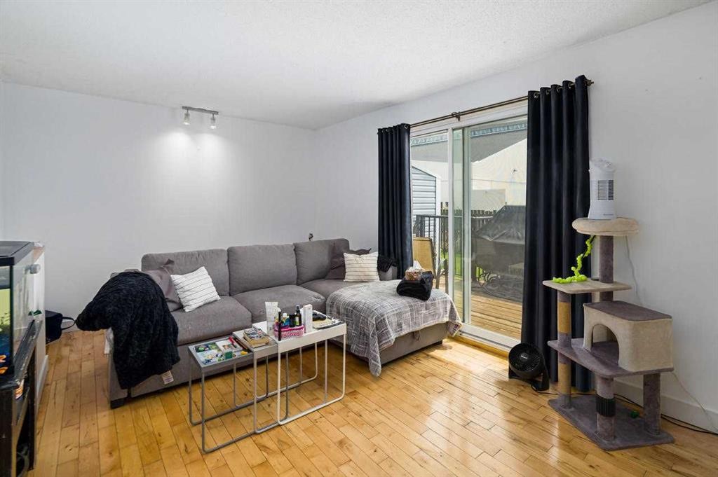 3-195 Manora Place Ne, Calgary, AB - Indoor Photo Showing Living Room
