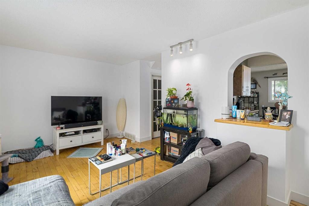 3-195 Manora Place Ne, Calgary, AB - Indoor Photo Showing Living Room