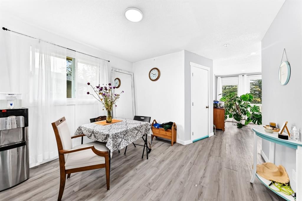 19 Berwick Crescent Nw, Calgary, AB - Indoor Photo Showing Dining Room