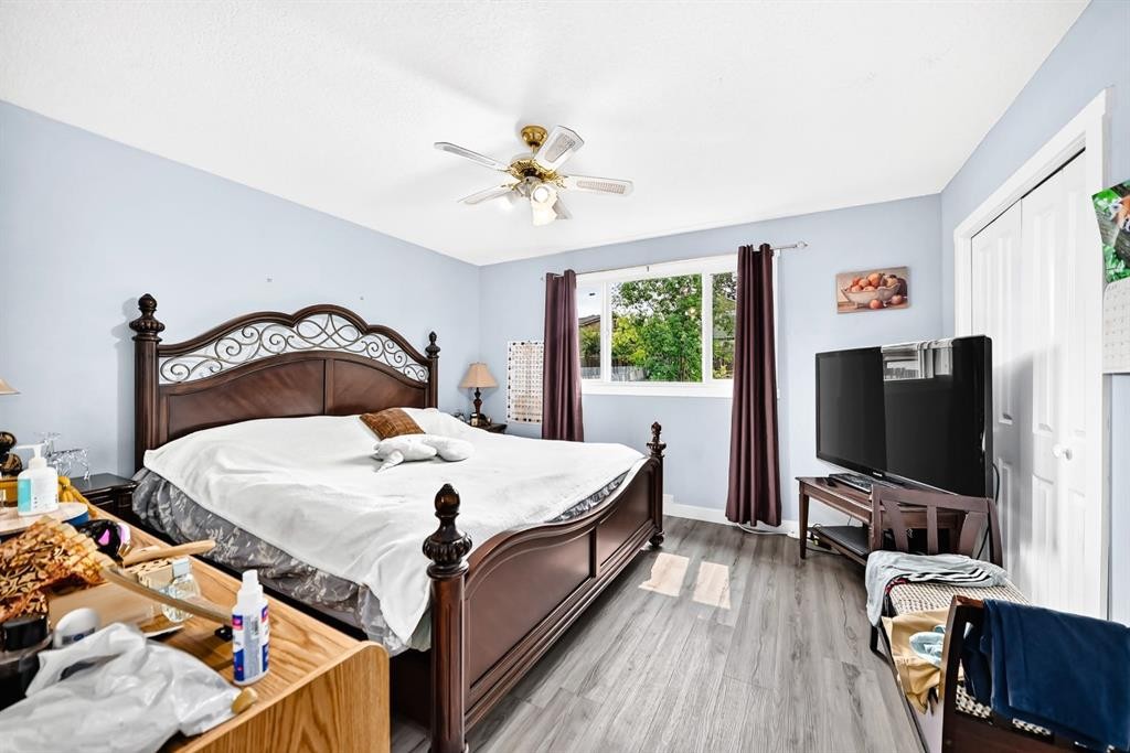 19 Berwick Crescent Nw, Calgary, AB - Indoor Photo Showing Bedroom