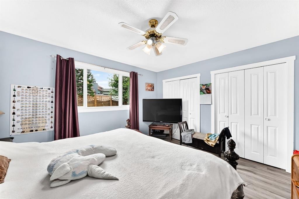 19 Berwick Crescent Nw, Calgary, AB - Indoor Photo Showing Bedroom