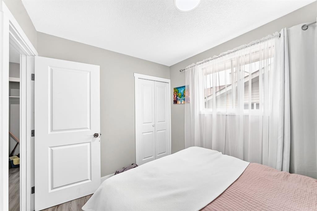 19 Berwick Crescent Nw, Calgary, AB - Indoor Photo Showing Bedroom