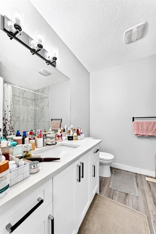 19 Berwick Crescent Nw, Calgary, AB - Indoor Photo Showing Bathroom