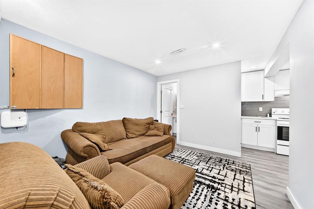 19 Berwick Crescent Nw, Calgary, AB - Indoor Photo Showing Living Room