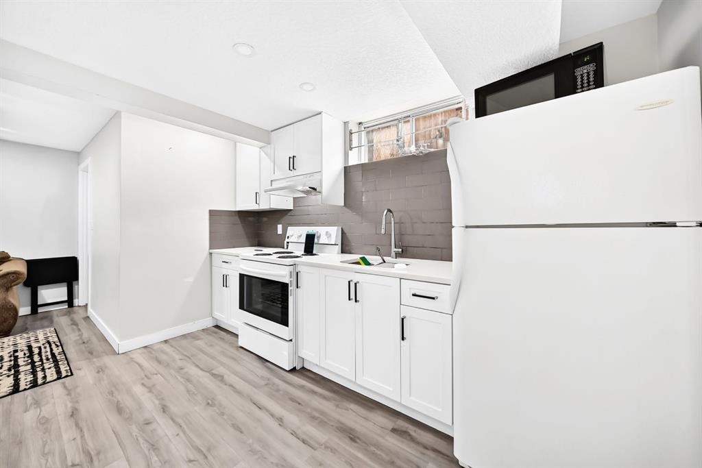 19 Berwick Crescent Nw, Calgary, AB - Indoor Photo Showing Kitchen With Double Sink