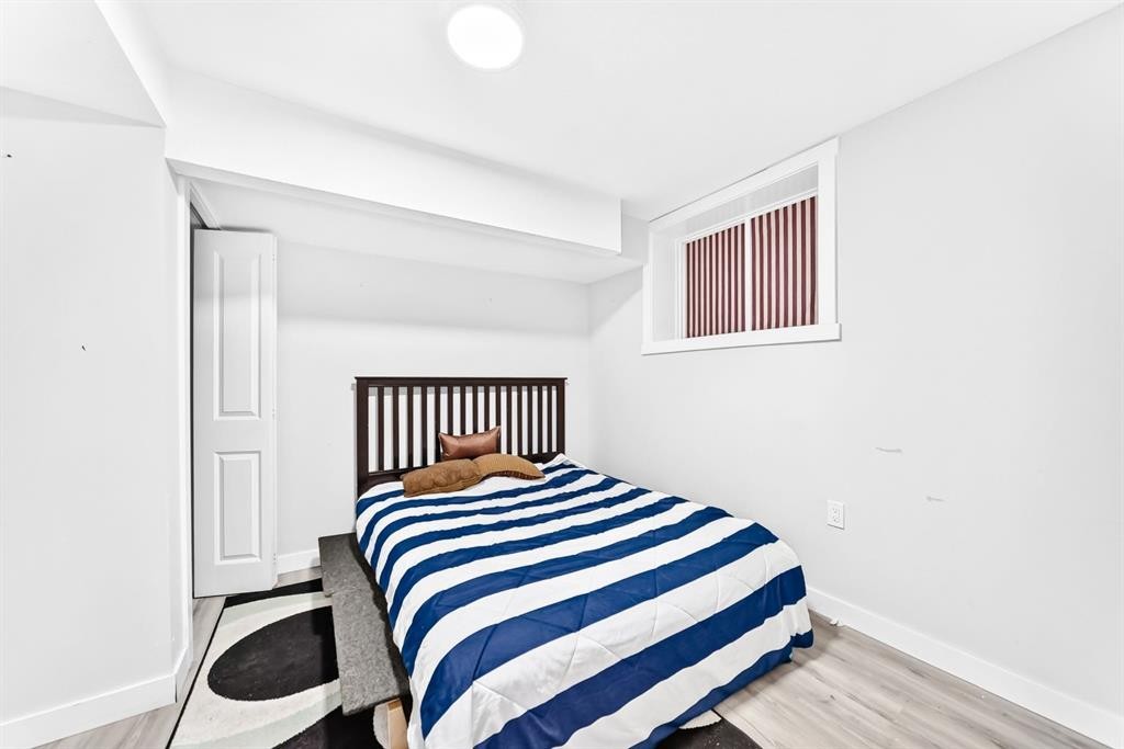 19 Berwick Crescent Nw, Calgary, AB - Indoor Photo Showing Bedroom
