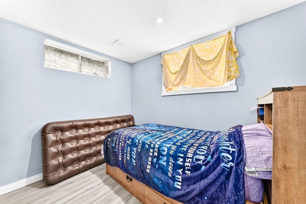 19 Berwick Crescent Nw, Calgary, AB - Indoor Photo Showing Bedroom