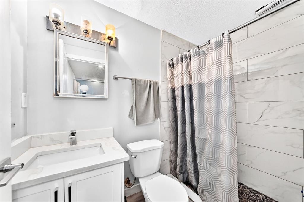 19 Berwick Crescent Nw, Calgary, AB - Indoor Photo Showing Bathroom