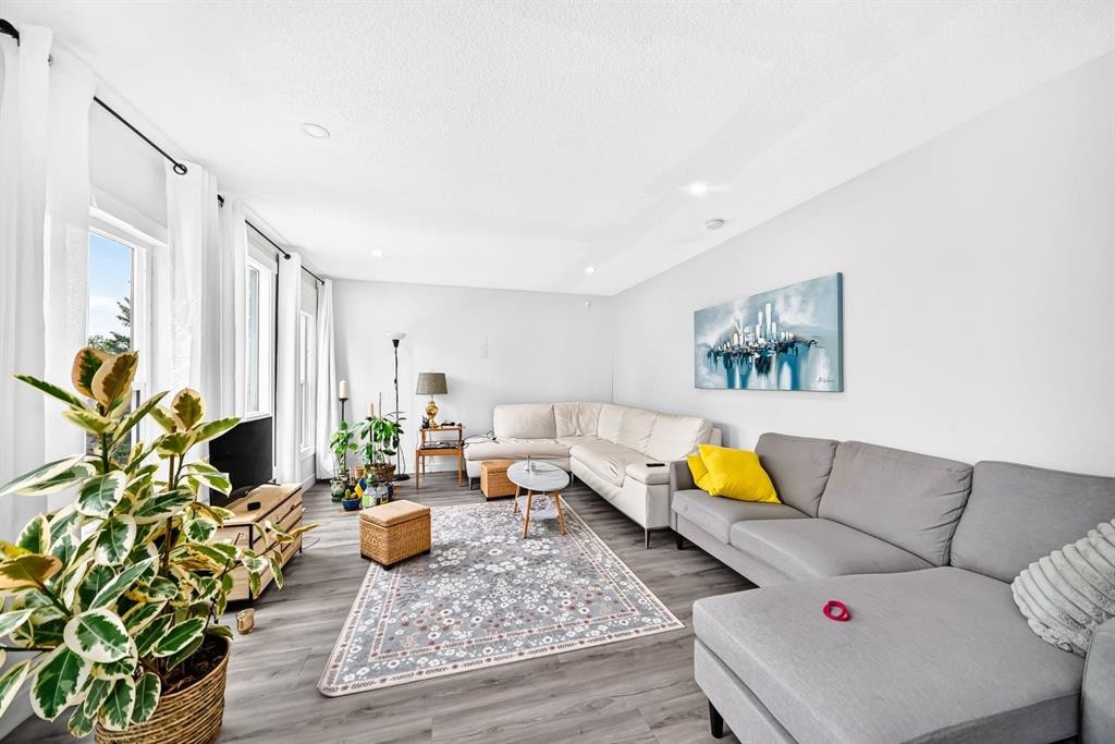 19 Berwick Crescent Nw, Calgary, AB - Indoor Photo Showing Living Room