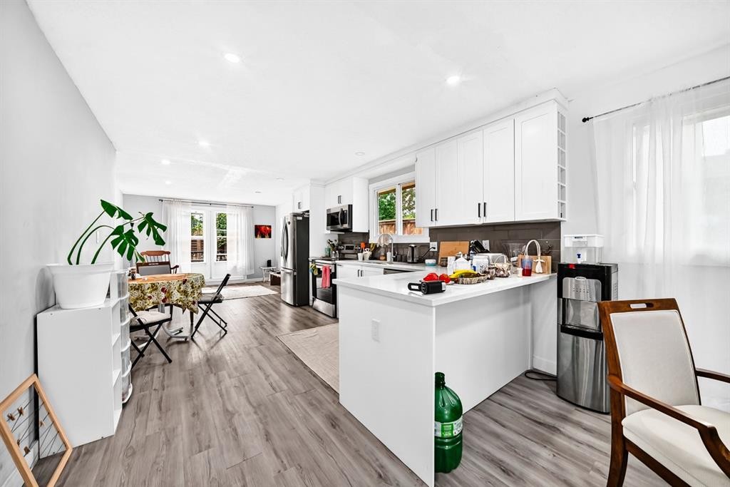 19 Berwick Crescent Nw, Calgary, AB - Indoor Photo Showing Kitchen