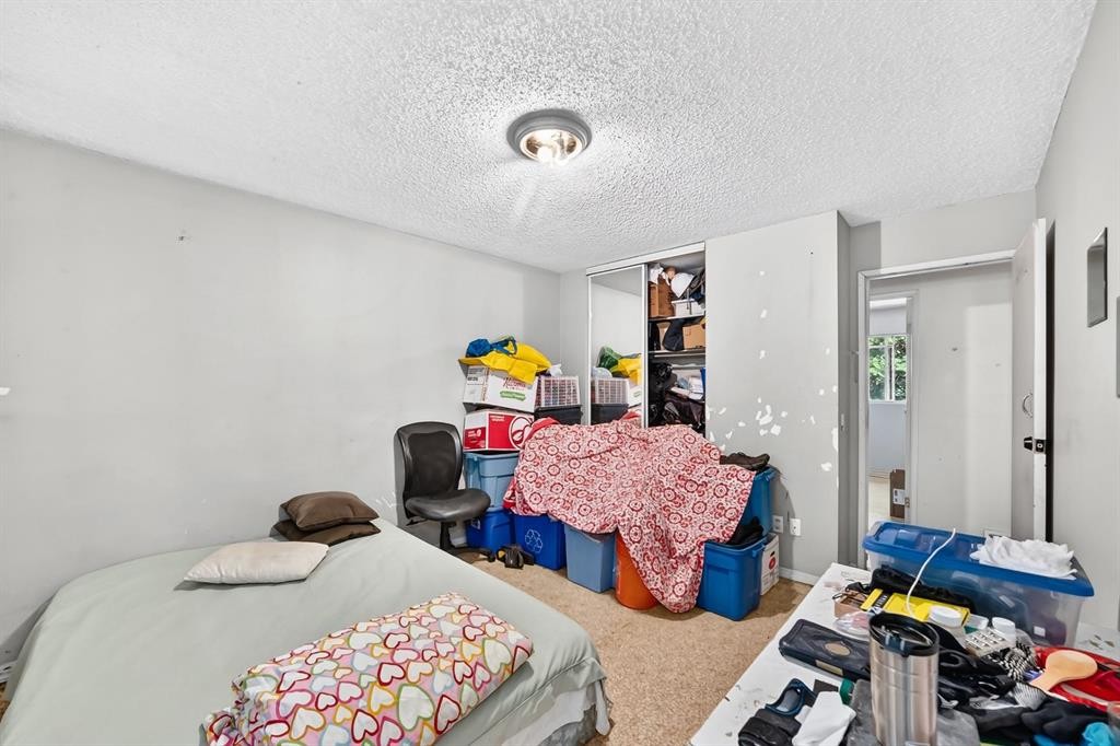 4940 Rundlewood Road Ne, Calgary, AB - Indoor Photo Showing Bedroom