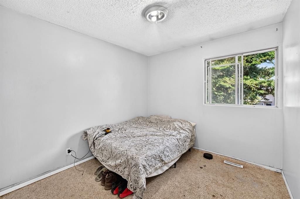 4940 Rundlewood Road Ne, Calgary, AB - Indoor Photo Showing Bedroom