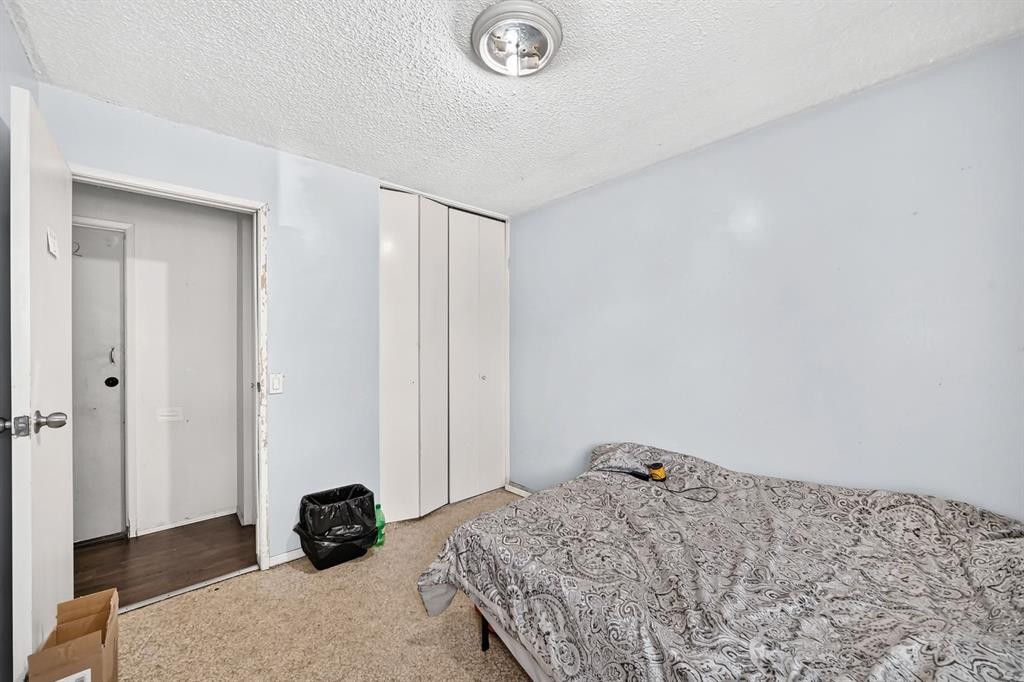 4940 Rundlewood Road Ne, Calgary, AB - Indoor Photo Showing Bedroom