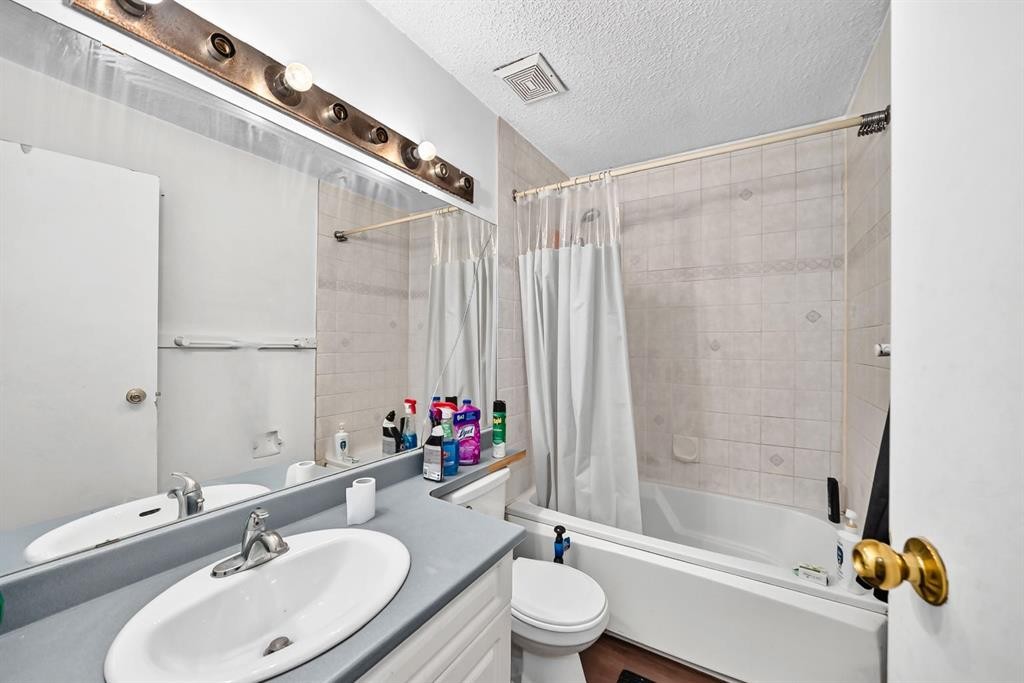 4940 Rundlewood Road Ne, Calgary, AB - Indoor Photo Showing Bathroom