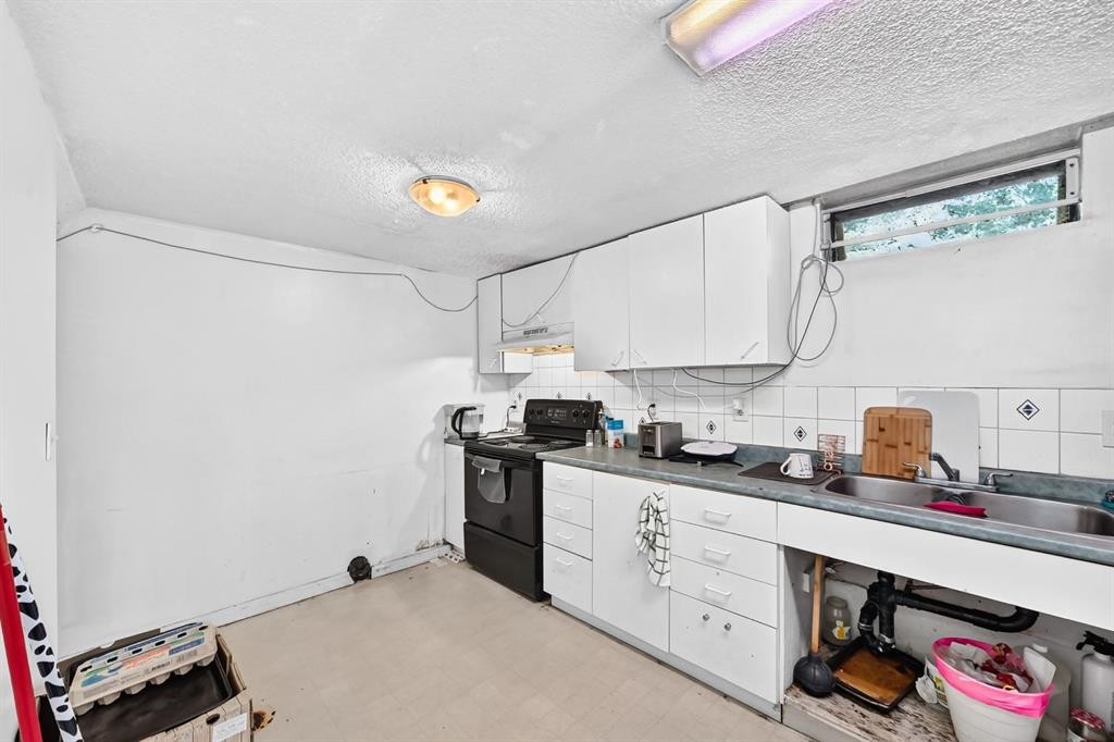 4940 Rundlewood Road Ne, Calgary, AB - Indoor Photo Showing Kitchen With Double Sink