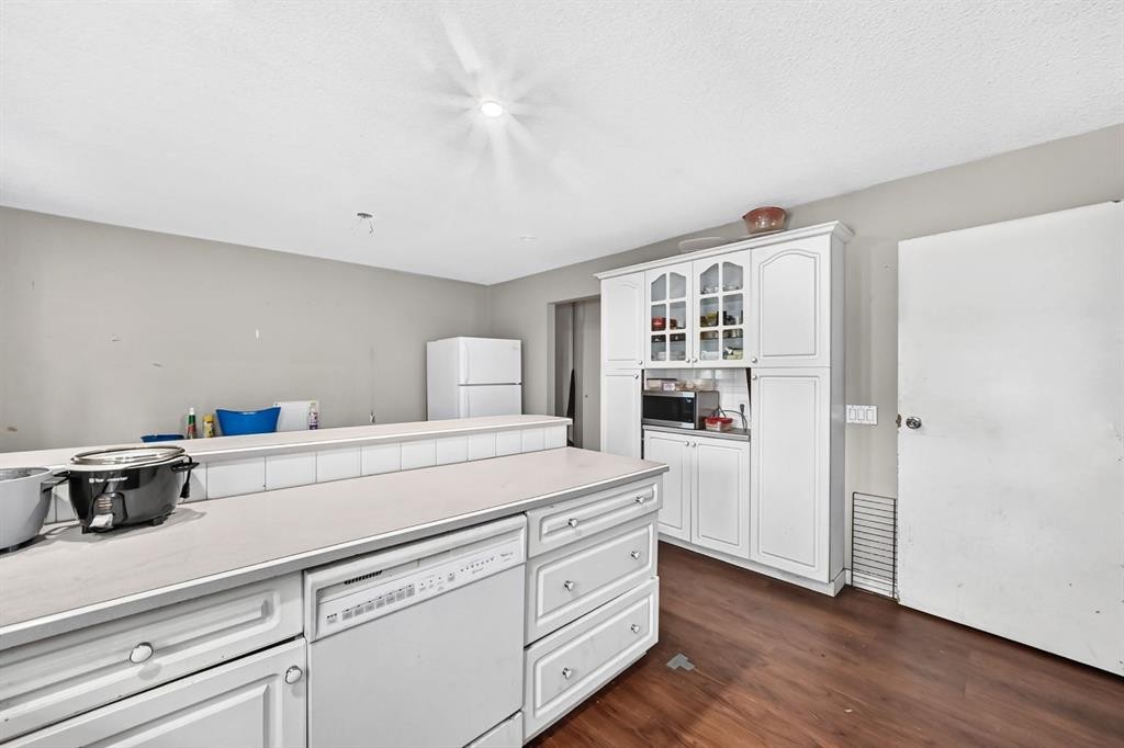 4940 Rundlewood Road Ne, Calgary, AB - Indoor Photo Showing Kitchen