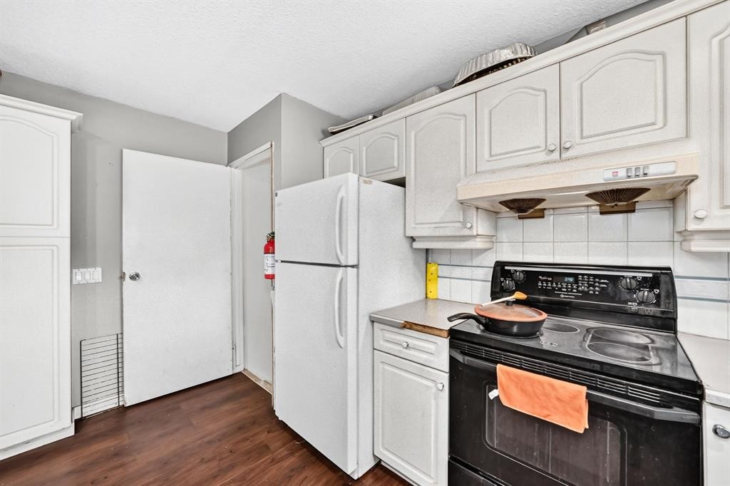 4940 Rundlewood Road Ne, Calgary, AB - Indoor Photo Showing Kitchen