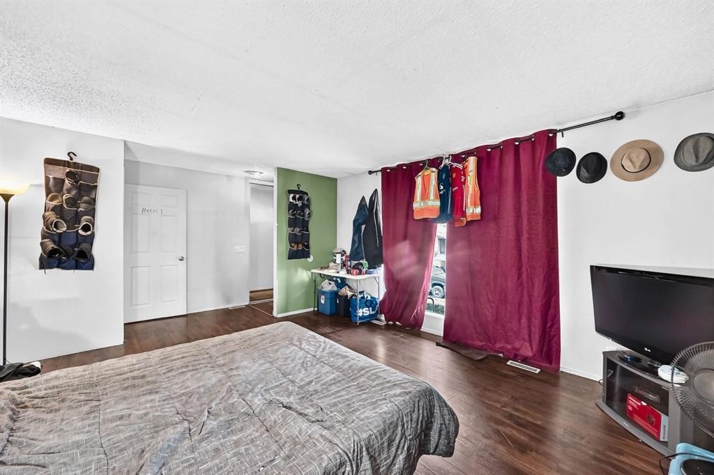 4940 Rundlewood Road Ne, Calgary, AB - Indoor Photo Showing Bedroom
