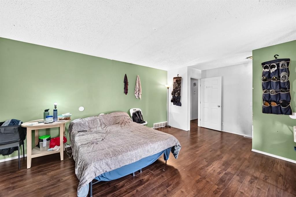 4940 Rundlewood Road Ne, Calgary, AB - Indoor Photo Showing Bedroom
