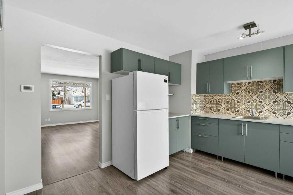 303-2211 19 Street Ne, Calgary, AB - Indoor Photo Showing Kitchen