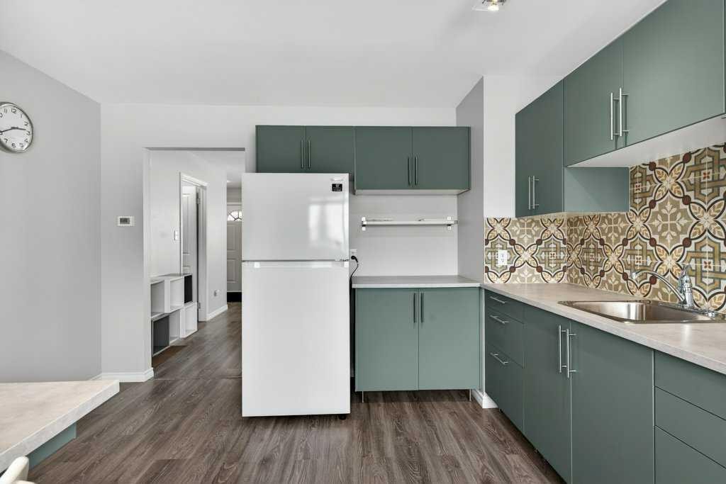 303-2211 19 Street Ne, Calgary, AB - Indoor Photo Showing Kitchen