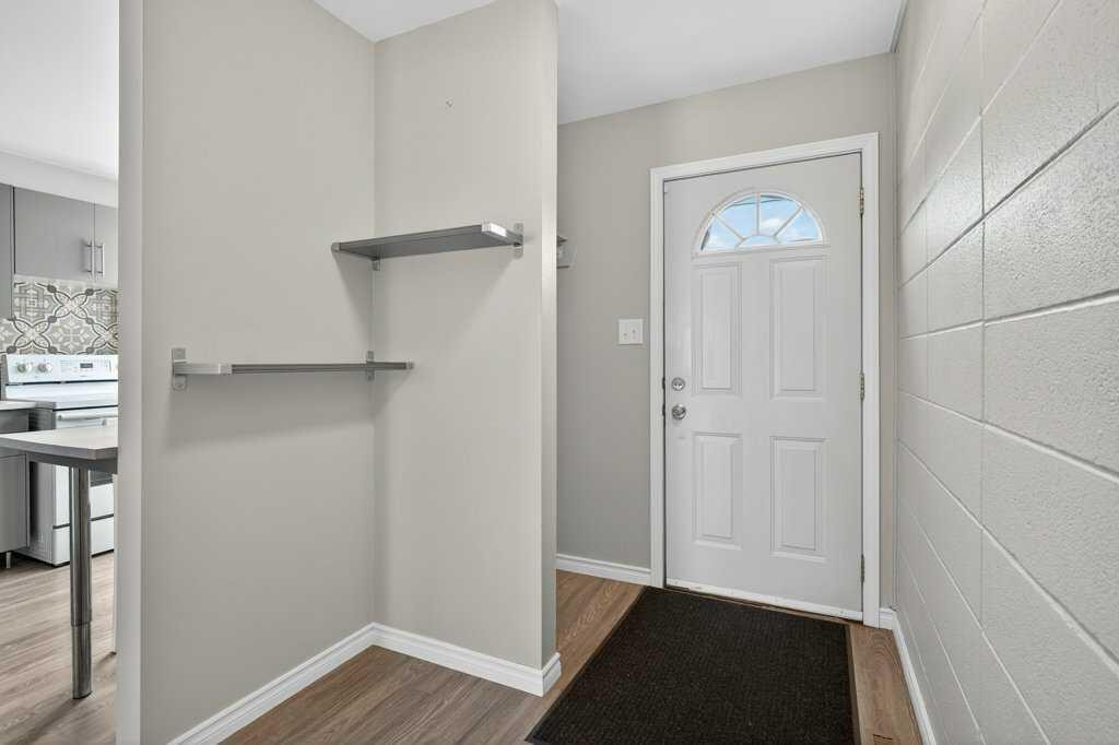 303-2211 19 Street Ne, Calgary, AB - Indoor