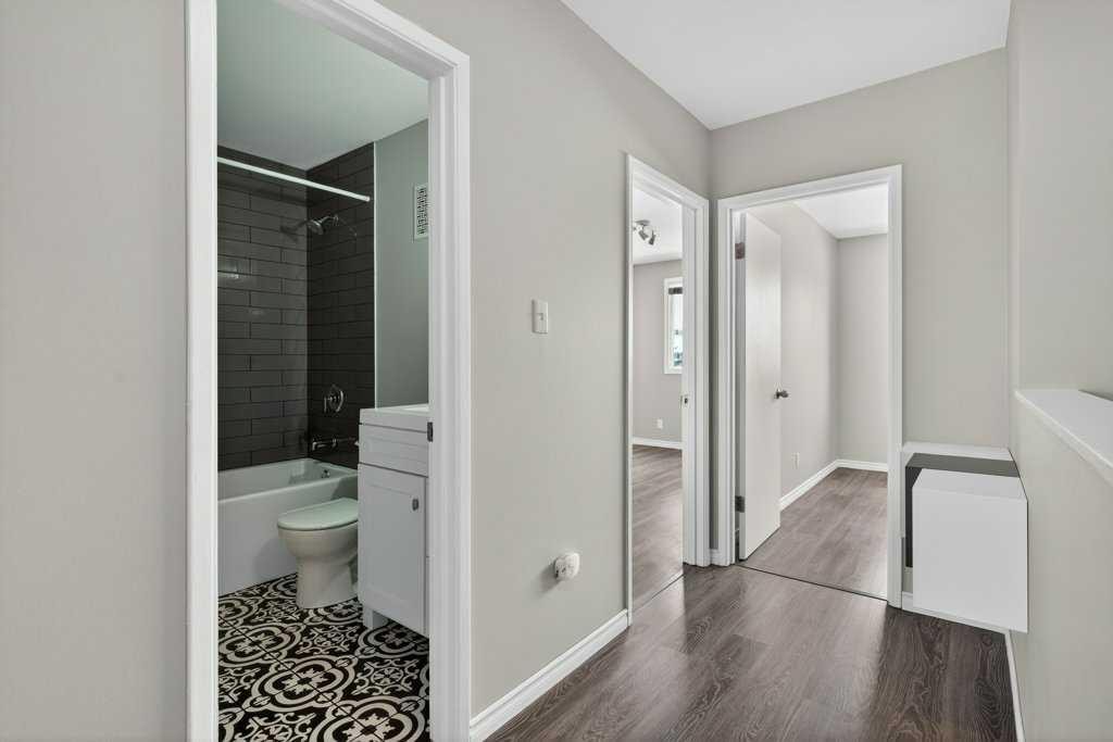 303-2211 19 Street Ne, Calgary, AB - Indoor Photo Showing Bathroom