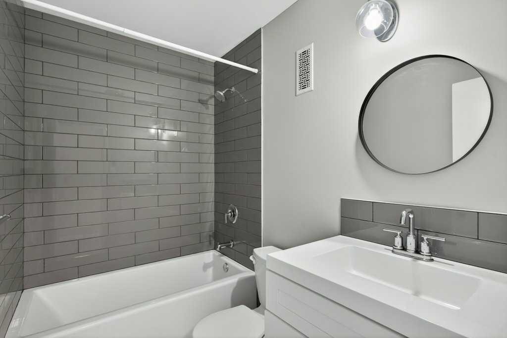 303-2211 19 Street Ne, Calgary, AB - Indoor Photo Showing Bathroom