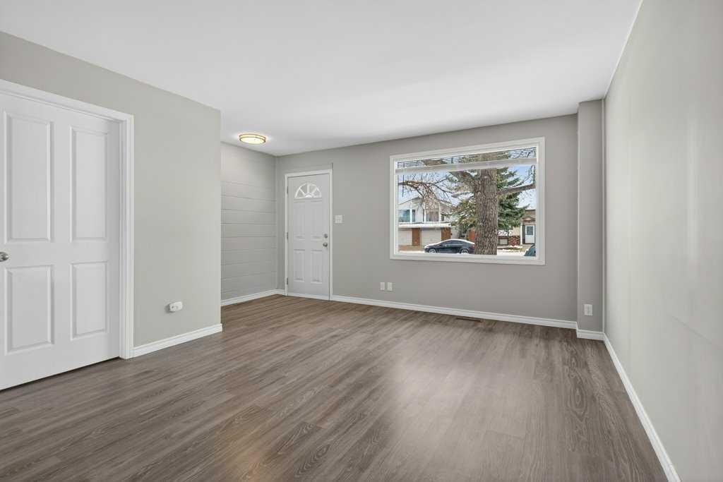303-2211 19 Street Ne, Calgary, AB - Indoor Photo Showing Other Room