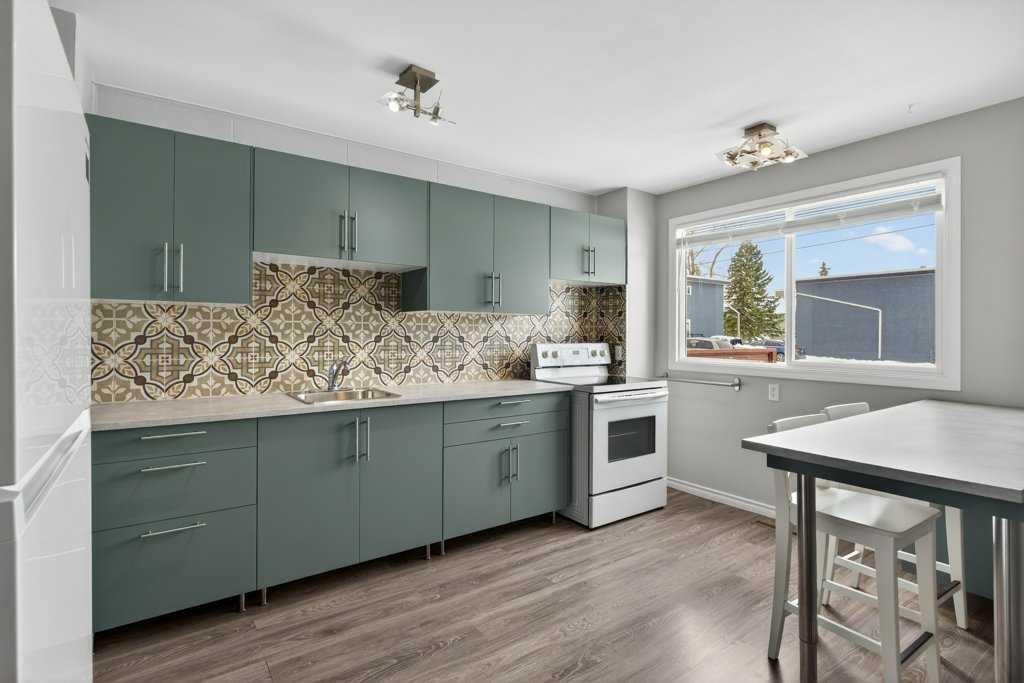 303-2211 19 Street Ne, Calgary, AB - Indoor Photo Showing Kitchen