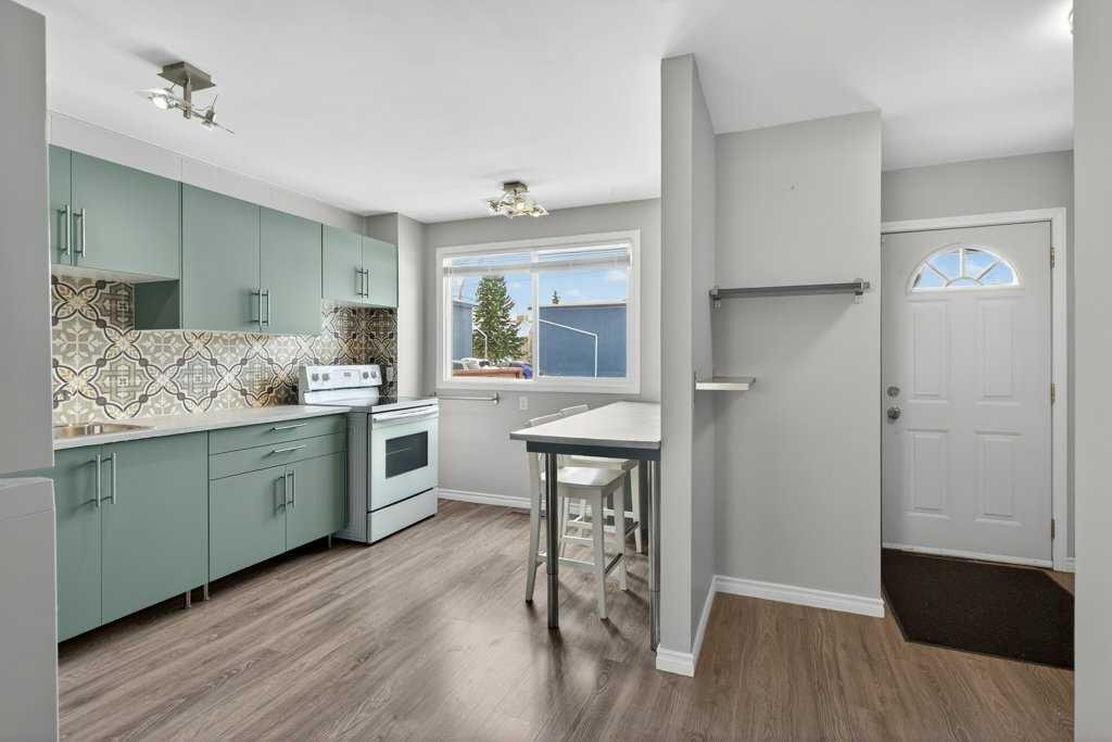 303-2211 19 Street Ne, Calgary, AB - Indoor Photo Showing Kitchen
