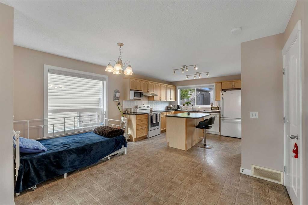 91 Saddlebrook Way Ne, Calgary, AB - Indoor Photo Showing Kitchen