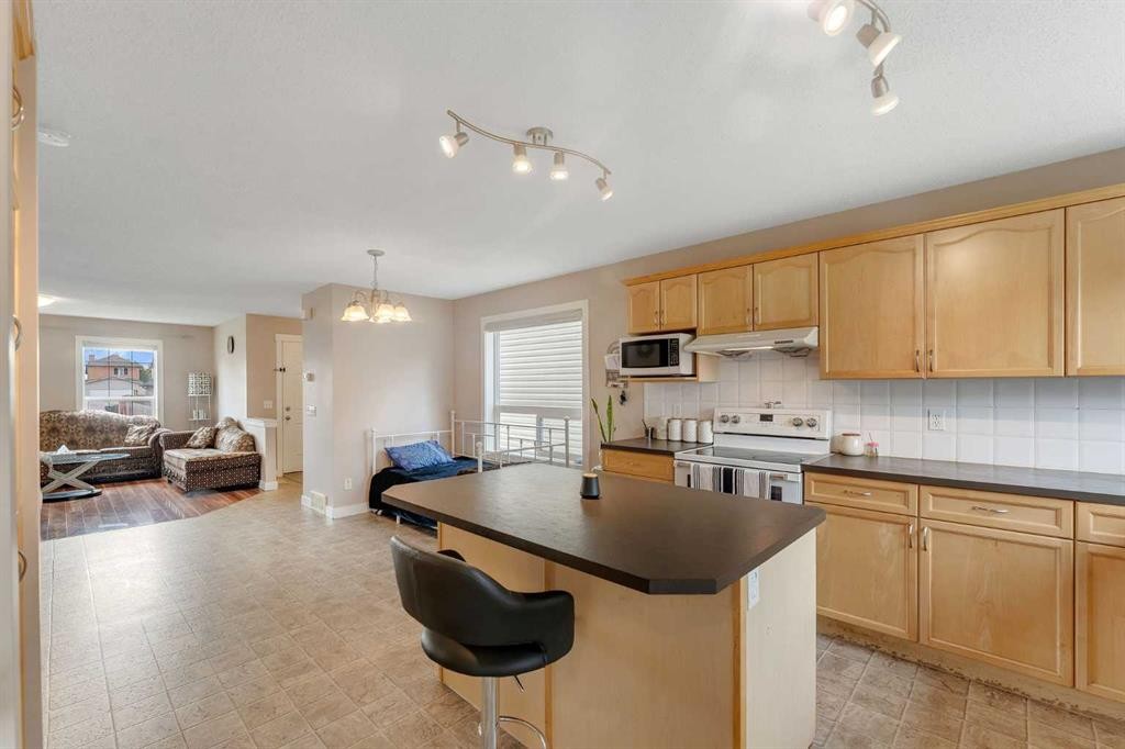 91 Saddlebrook Way Ne, Calgary, AB - Indoor Photo Showing Kitchen