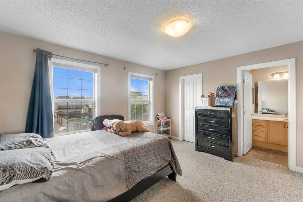 91 Saddlebrook Way Ne, Calgary, AB - Indoor Photo Showing Bedroom